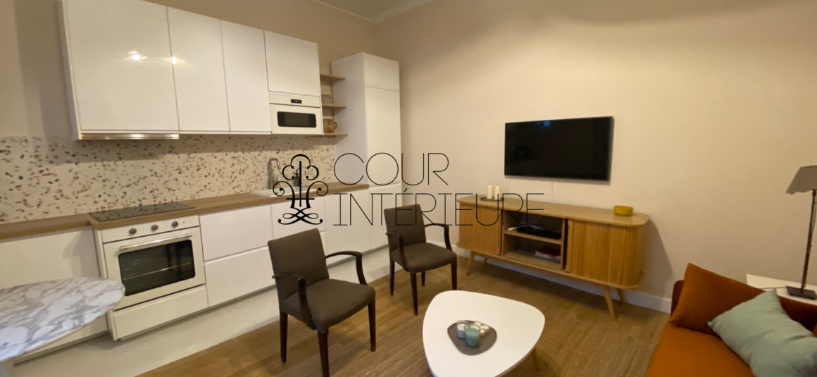MEUBLÉ – 1 chambre – Plein centre de Neuilly sur Seine 92 (proximité immédiate place du Marché) – Rue Madeleine Michelis – 39,04 m2 – Rez de jardin entièrement sur cour – Loyer charges comprises  : 1.690 euros