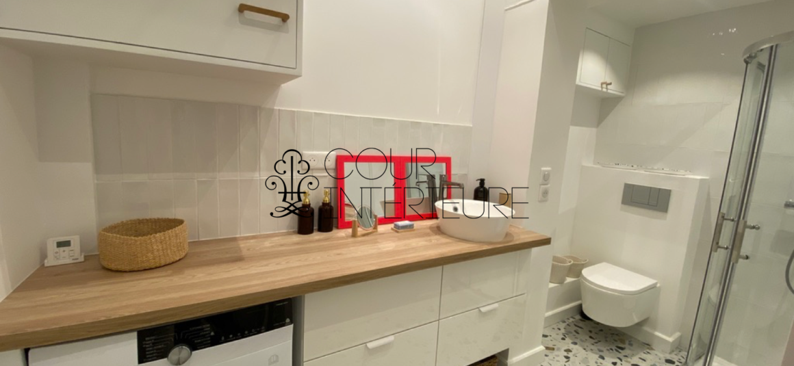 MEUBLÉ – 1 chambre – Plein centre de Neuilly sur Seine 92 (proximité immédiate place du Marché) – Rue Madeleine Michelis – 39,04 m2 – Rez de jardin entièrement sur cour – Loyer charges comprises  : 1.690 euros