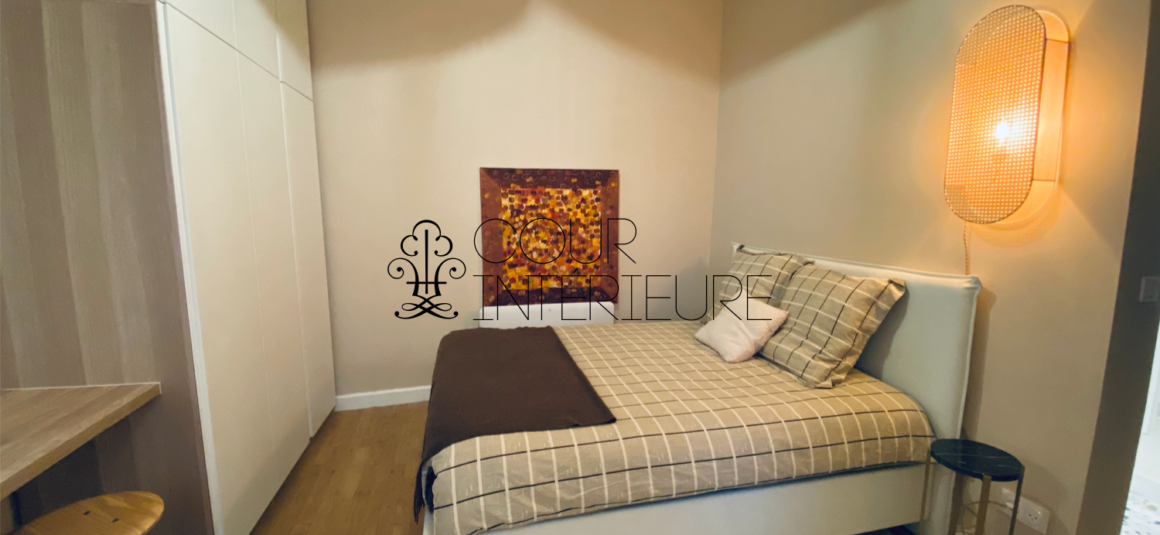 MEUBLÉ – 1 chambre – Plein centre de Neuilly sur Seine 92 (proximité immédiate place du Marché) – Rue Madeleine Michelis – 39,04 m2 – Rez de jardin entièrement sur cour – Loyer charges comprises  : 1.690 euros