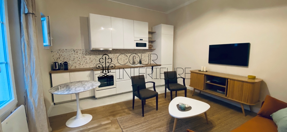MEUBLÉ – 1 chambre – Plein centre de Neuilly sur Seine 92 (proximité immédiate place du Marché) – Rue Madeleine Michelis – 39,04 m2 – Rez de jardin entièrement sur cour – Loyer charges comprises  : 1.690 euros