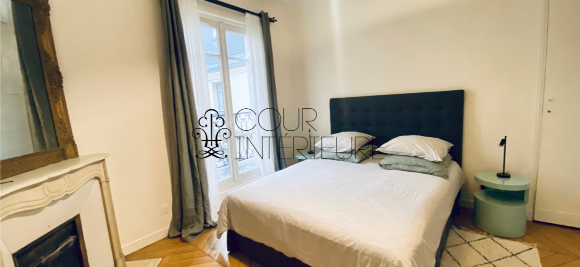 Sans titre50 MEUBLÉ – Rénovation totale – 1 chambre – Paris 8ème – 48 m2 + 3 balcons sur cour et courette – Rue Chambiges (Triangle d’or / Pont de l’Alma) – 5ème étage avec ascenseur – Loyer charges comprises : 2.500 euros (climatisation intégrée)