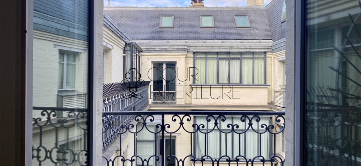 Sans titre50 MEUBLÉ – Rénovation totale – 1 chambre – Paris 8ème – 48 m2 + 3 balcons sur cour et courette – Rue Chambiges (Triangle d’or / Pont de l’Alma) – 5ème étage avec ascenseur – Loyer charges comprises