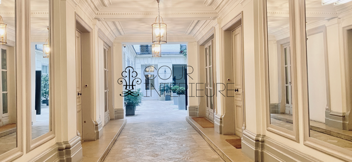 Sans titre51 MEUBLÉ – Rénovation totale – 1 chambre – Paris 8ème – 48 m2 + 3 balcons sur cour et courette – Rue Chambiges (Triangle d’or / Pont de l’Alma) – 5ème étage avec ascenseur – Loyer charges comprises : 2.500 euros (climatisation intégrée)