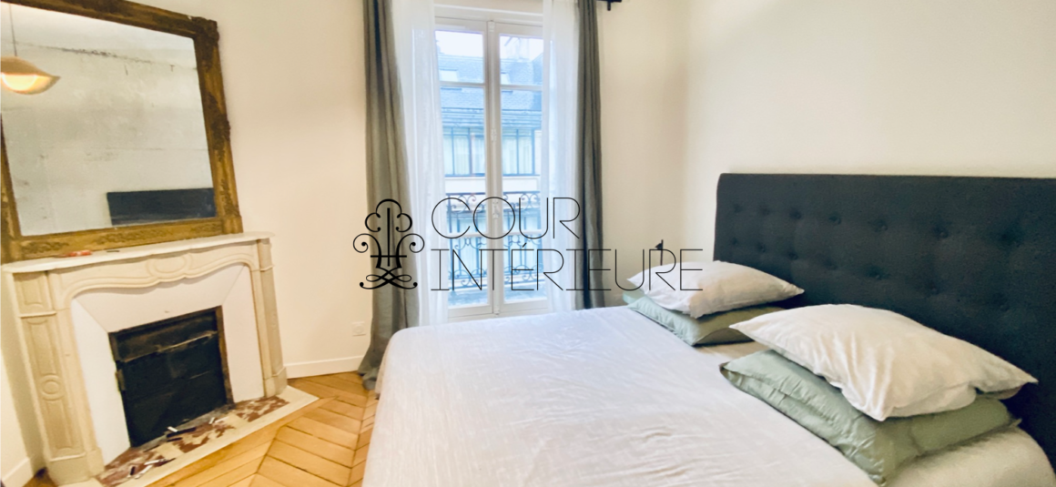 Sans titre51 MEUBLÉ – Rénovation totale – 1 chambre – Paris 8ème – 48 m2 + 3 balcons sur cour et courette – Rue Chambiges (Triangle d’or / Pont de l’Alma) – 5ème étage avec ascenseur – Loyer charges comprises : 2.500 euros (climatisation intégrée)