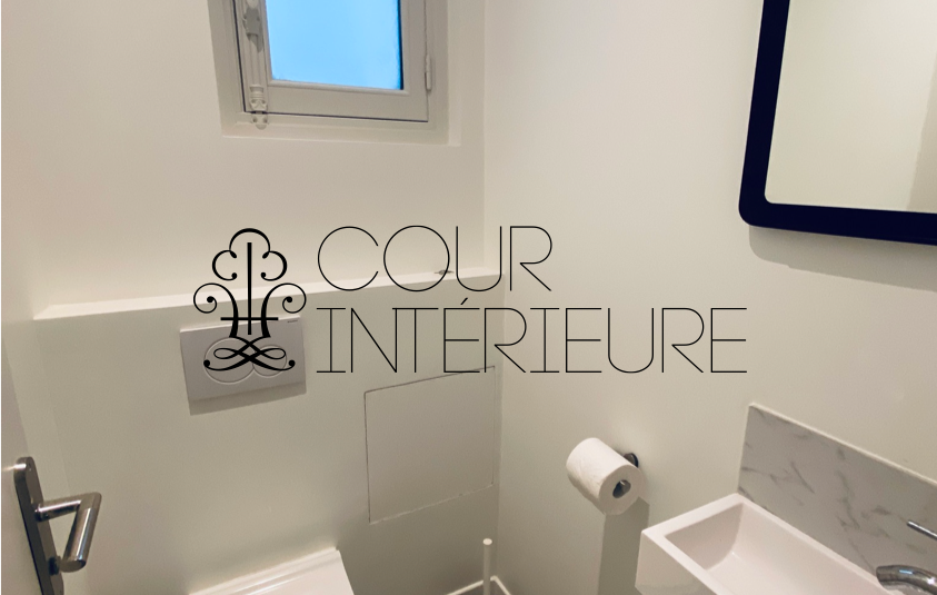 Sans titre52 MEUBLÉ – Rénovation totale – 1 chambre – Paris 8ème – 48 m2 + 3 balcons sur cour et courette – Rue Chambiges (Triangle d’or / Pont de l’Alma) – 5ème étage avec ascenseur – Loyer charges comprises : 2.500 euros (climatisation intégrée)