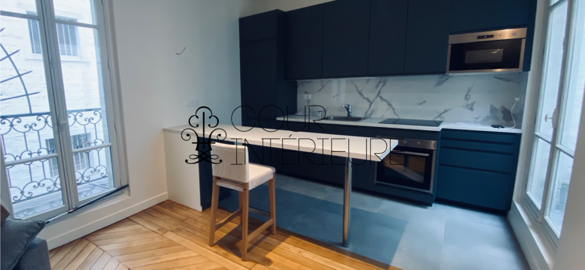 Sans titre52 MEUBLÉ – Rénovation totale – 1 chambre – Paris 8ème – 48 m2 + 3 balcons sur cour et courette – Rue Chambiges (Triangle d’or / Pont de l’Alma) – 5ème étage avec ascenseur – Loyer charges comprises