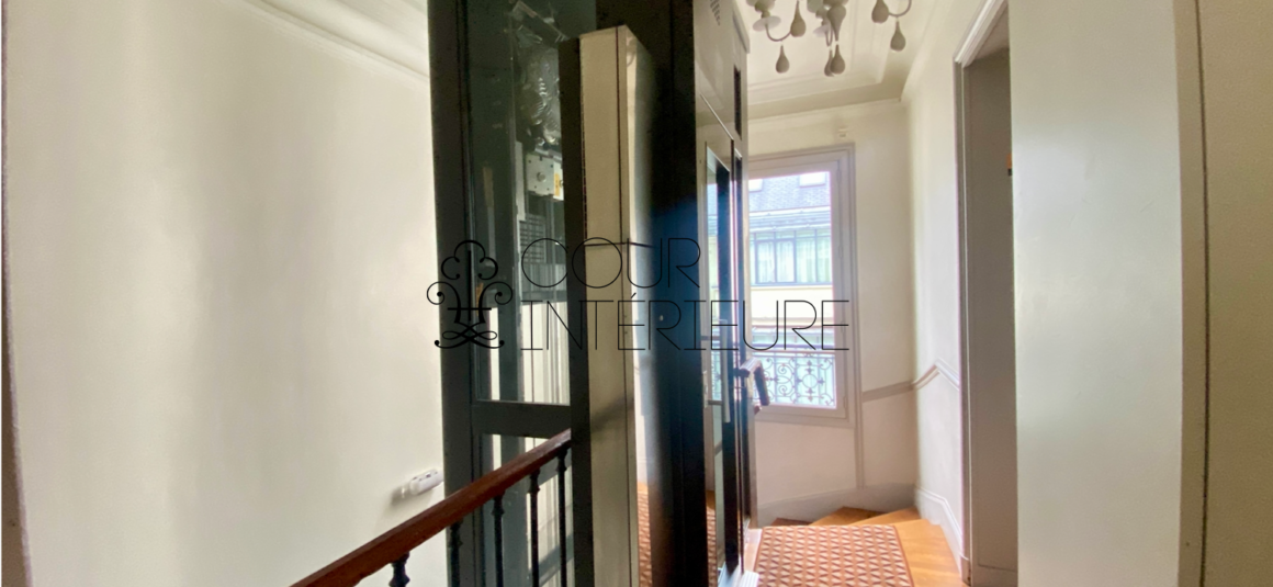 Sans titre52 MEUBLÉ – Rénovation totale – 1 chambre – Paris 8ème – 48 m2 + 3 balcons sur cour et courette – Rue Chambiges (Triangle d’or / Pont de l’Alma) – 5ème étage avec ascenseur – Loyer charges comprises : 2.500 euros (climatisation intégrée)