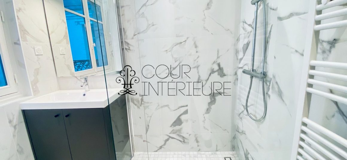 Sans titre53 MEUBLÉ – Rénovation totale – 1 chambre – Paris 8ème – 48 m2 + 3 balcons sur cour et courette – Rue Chambiges (Triangle d’or / Pont de l’Alma) – 5ème étage avec ascenseur – Loyer charges comprises : 2.500 euros (climatisation intégrée)