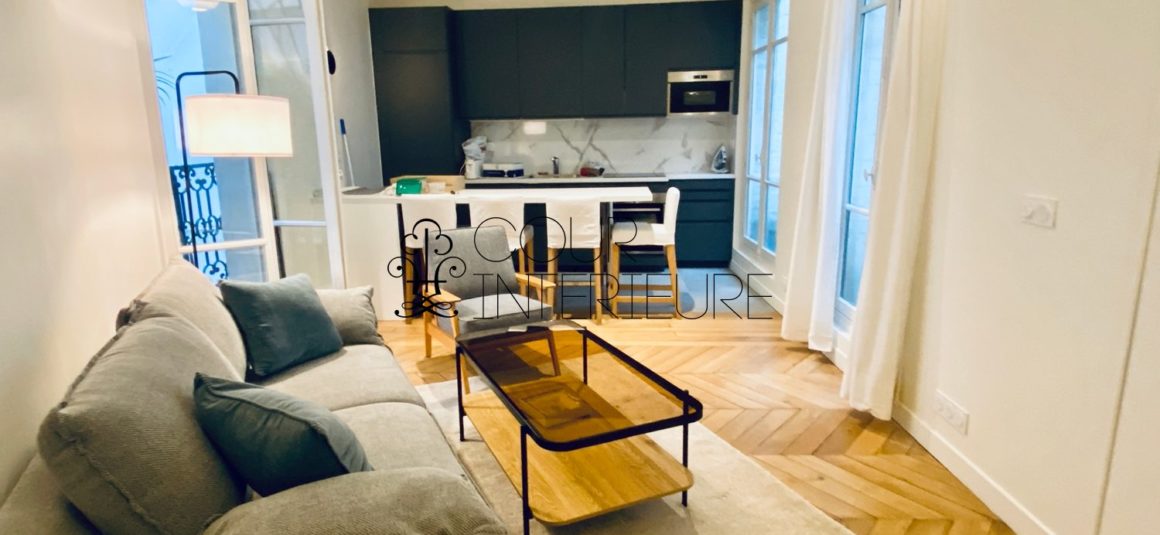 Sans titre54 MEUBLÉ – Rénovation totale – 1 chambre – Paris 8ème – 48 m2 + 3 balcons sur cour et courette – Rue Chambiges (Triangle d’or / Pont de l’Alma) – 5ème étage avec ascenseur – Loyer charges comprises : 2.500 euros (climatisation intégrée)