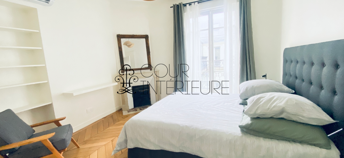 Sans titre54 MEUBLÉ – Rénovation totale – 1 chambre – Paris 8ème – 48 m2 + 3 balcons sur cour et courette – Rue Chambiges (Triangle d’or / Pont de l’Alma) – 5ème étage avec ascenseur – Loyer charges comprises : 2.500 euros (climatisation intégrée)