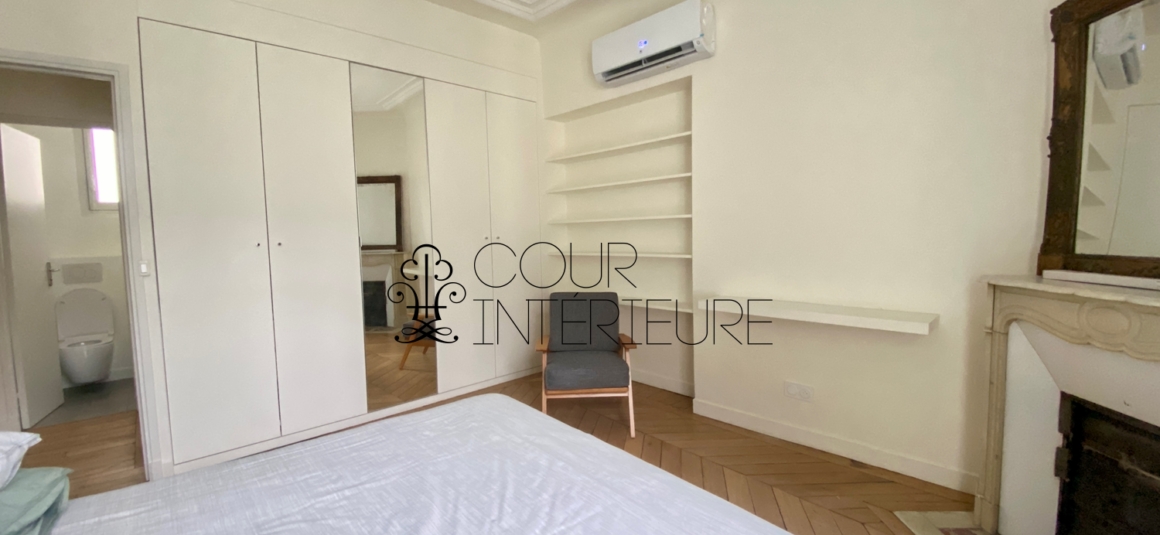 Sans titre55 MEUBLÉ – Rénovation totale – 1 chambre – Paris 8ème – 48 m2 + 3 balcons sur cour et courette – Rue Chambiges (Triangle d’or / Pont de l’Alma) – 5ème étage avec ascenseur – Loyer charges comprises : 2.500 euros (climatisation intégrée)