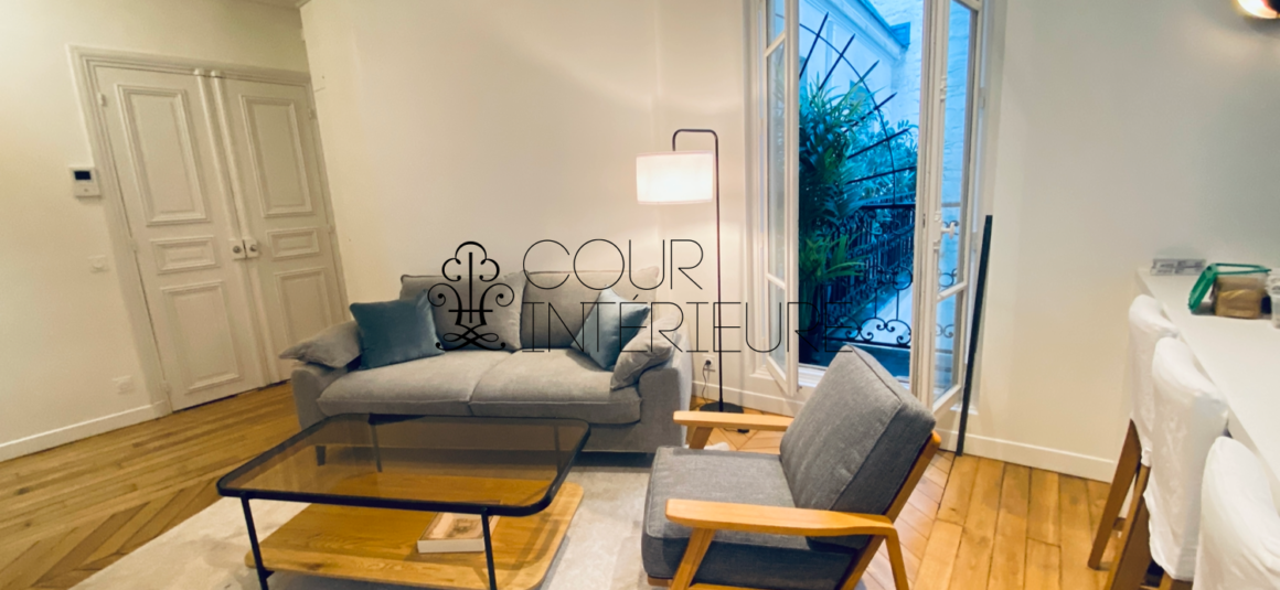 Sans titre55 MEUBLÉ – Rénovation totale – 1 chambre – Paris 8ème – 48 m2 + 3 balcons sur cour et courette – Rue Chambiges (Triangle d’or / Pont de l’Alma) – 5ème étage avec ascenseur – Loyer charges comprises : 2.500 euros (climatisation intégrée)