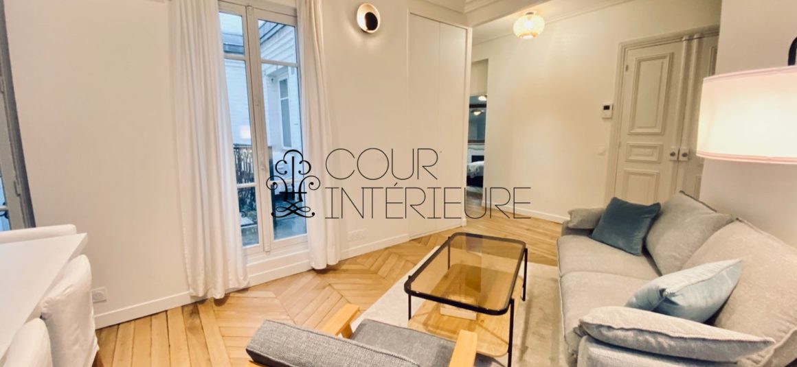 Sans titre56 MEUBLÉ – Rénovation totale – 1 chambre – Paris 8ème – 48 m2 + 3 balcons sur cour et courette – Rue Chambiges (Triangle d’or / Pont de l’Alma) – 5ème étage avec ascenseur – Loyer charges comprises : 2.500 euros (climatisation intégrée)