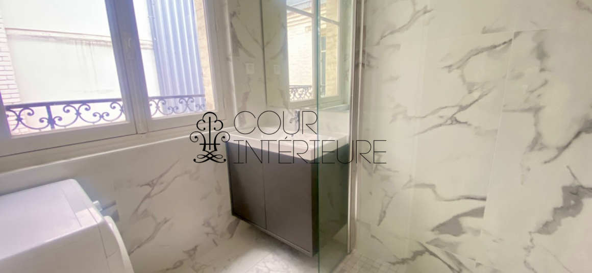 Sans titre56 MEUBLÉ – Rénovation totale – 1 chambre – Paris 8ème – 48 m2 + 3 balcons sur cour et courette – Rue Chambiges (Triangle d’or / Pont de l’Alma) – 5ème étage avec ascenseur – Loyer charges comprises