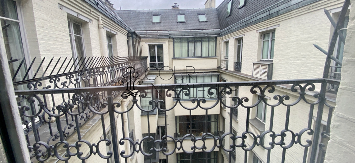 Sans titre57 MEUBLÉ – Rénovation totale – 1 chambre – Paris 8ème – 48 m2 + 3 balcons sur cour et courette – Rue Chambiges (Triangle d’or / Pont de l’Alma) – 5ème étage avec ascenseur – Loyer charges comprises : 2.500 euros (climatisation intégrée)