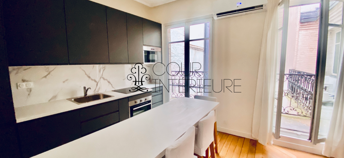 Sans titre58 MEUBLÉ – Rénovation totale – 1 chambre – Paris 8ème – 48 m2 + 3 balcons sur cour et courette – Rue Chambiges (Triangle d’or / Pont de l’Alma) – 5ème étage avec ascenseur – Loyer charges comprises : 2.500 euros (climatisation intégrée)