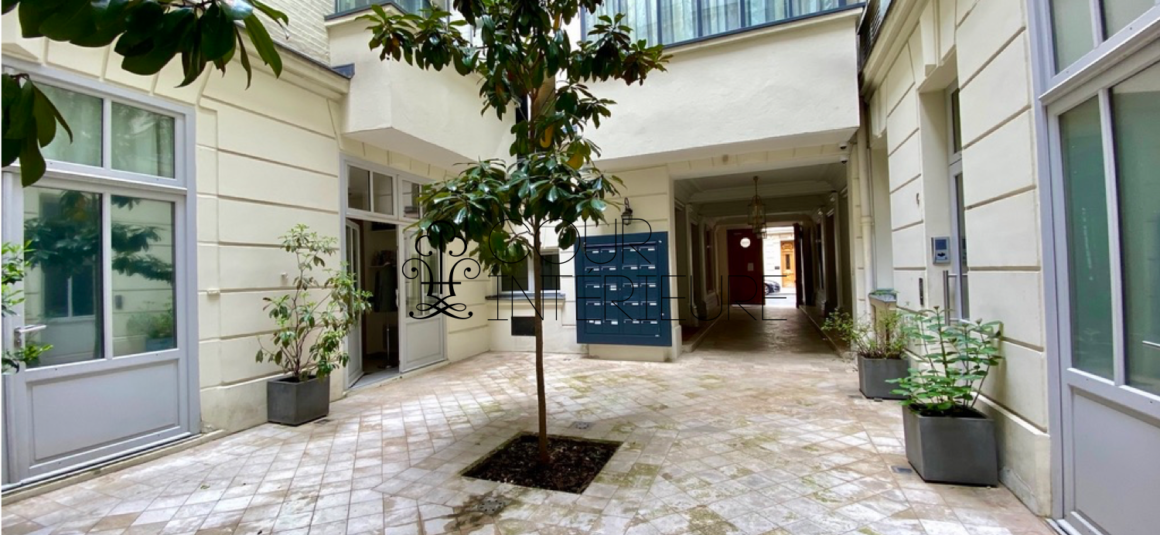 Sans titre59 MEUBLÉ – Rénovation totale – 1 chambre – Paris 8ème – 48 m2 + 3 balcons sur cour et courette – Rue Chambiges (Triangle d’or / Pont de l’Alma) – 5ème étage avec ascenseur – Loyer charges comprises
