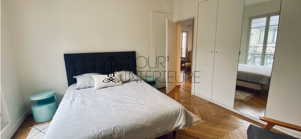 Sans titre61 MEUBLÉ – Rénovation totale – 1 chambre – Paris 8ème – 48 m2 + 3 balcons sur cour et courette – Rue Chambiges (Triangle d’or / Pont de l’Alma) – 5ème étage avec ascenseur – Loyer charges comprises