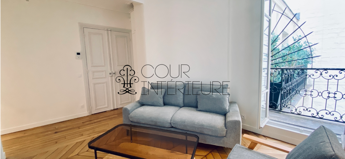 Sans titre63 MEUBLÉ – Rénovation totale – 1 chambre – Paris 8ème – 48 m2 + 3 balcons sur cour et courette – Rue Chambiges (Triangle d’or / Pont de l’Alma) – 5ème étage avec ascenseur – Loyer charges comprises