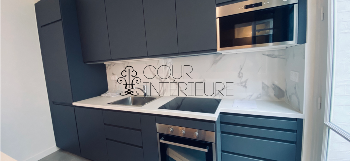 Sans titre64 MEUBLÉ – Rénovation totale – 1 chambre – Paris 8ème – 48 m2 + 3 balcons sur cour et courette – Rue Chambiges (Triangle d’or / Pont de l’Alma) – 5ème étage avec ascenseur – Loyer charges comprises