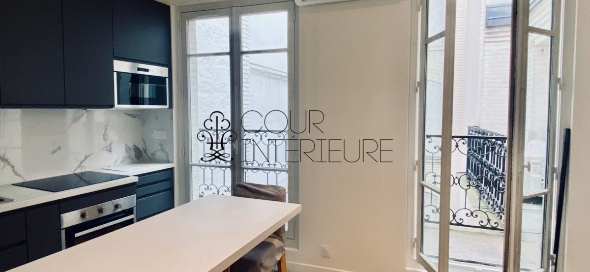 Sans titre66 MEUBLÉ – Rénovation totale – 1 chambre – Paris 8ème – 48 m2 + 3 balcons sur cour et courette – Rue Chambiges (Triangle d’or / Pont de l’Alma) – 5ème étage avec ascenseur – Loyer charges comprises