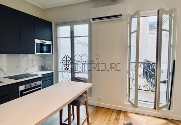 MEUBLÉ – Rénovation totale – 1 chambre – Paris 8ème – 48 m2 + 3 balcons sur cour et courette – Rue Chambiges (Triangle d’or / Pont de l’Alma) – 5ème étage avec ascenseur – Loyer charges comprises MEUBLÉ – Rénovation totale – 1 chambre – Paris 8ème – 48 m2 + 3 balcons sur cour et courette – Rue Chambiges (Triangle d’or / Pont de l’Alma) – 5ème étage avec ascenseur – Loyer charges comprises