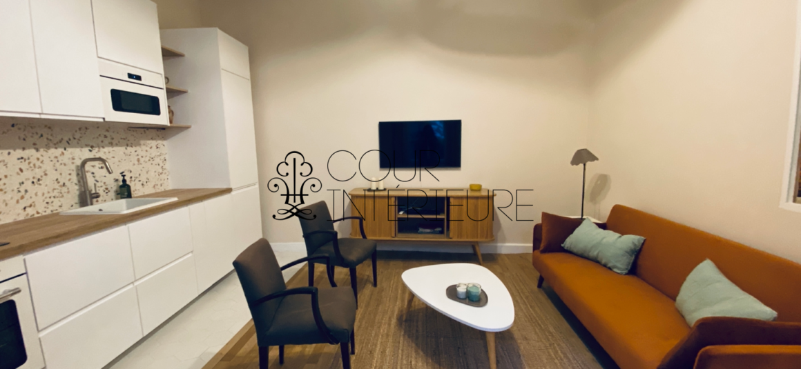 MEUBLÉ – 1 chambre – Plein centre de Neuilly sur Seine 92 (proximité immédiate place du Marché) – Rue Madeleine Michelis – 39,04 m2 – Rez de jardin entièrement sur cour – Loyer charges comprises  : 1.690 euros