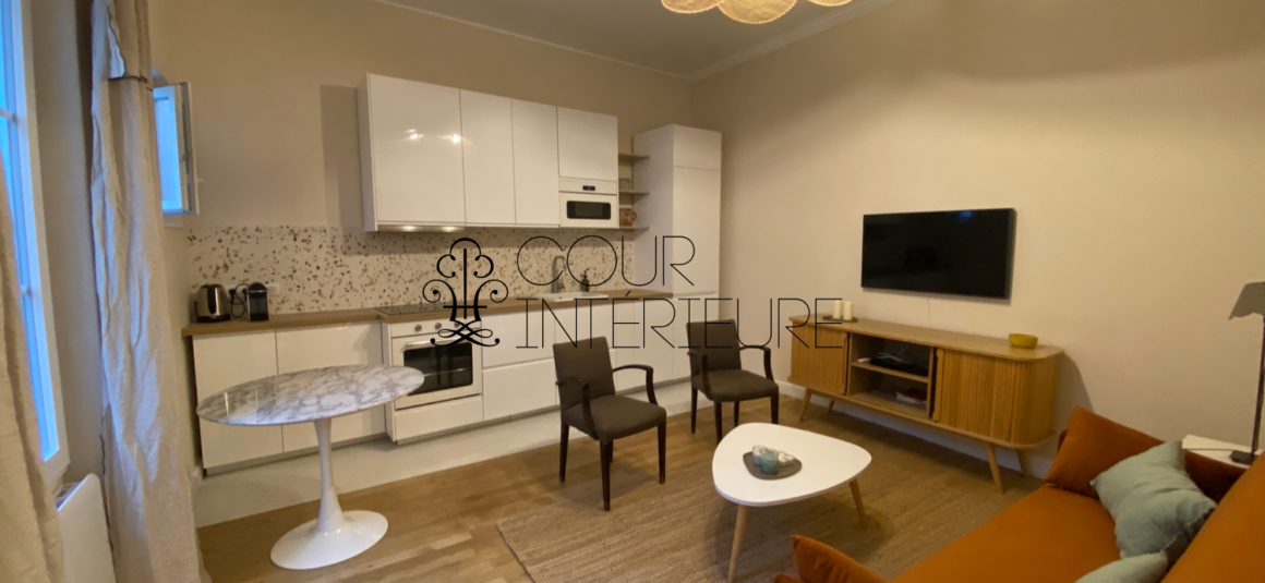 MEUBLÉ – 1 chambre – Plein centre de Neuilly sur Seine 92 (proximité immédiate place du Marché) – Rue Madeleine Michelis – 39,04 m2 – Rez de jardin entièrement sur cour – Loyer charges comprises  : 1.690 euros