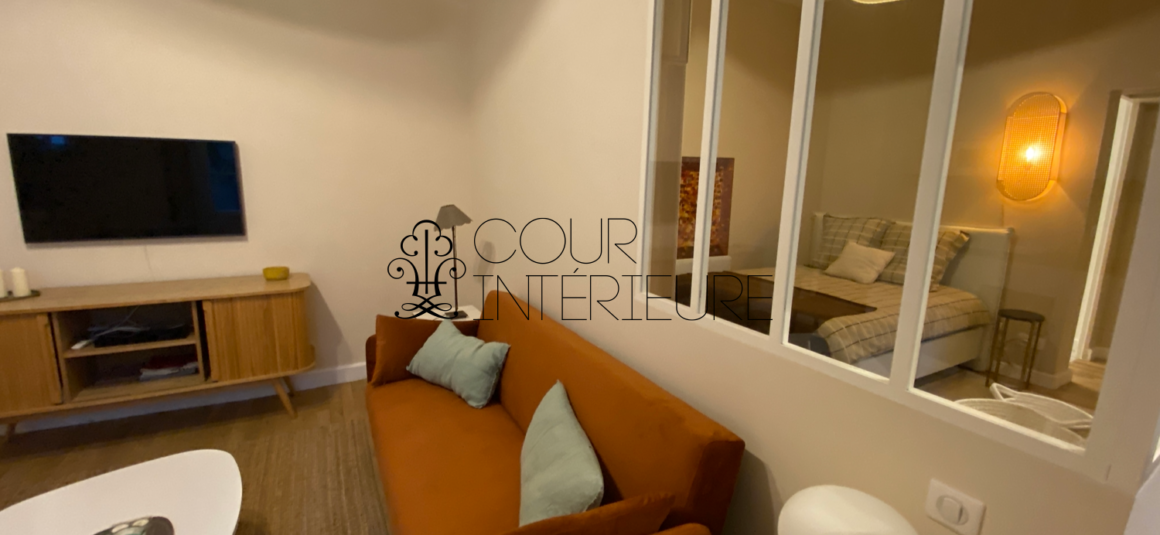 MEUBLÉ – 1 chambre – Plein centre de Neuilly sur Seine 92 (proximité immédiate place du Marché) – Rue Madeleine Michelis – 39,04 m2 – Rez de jardin entièrement sur cour – Loyer charges comprises  : 1.690 euros