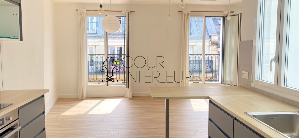 VIDE  (avec cuisine équipée) Refait neuf – 2 chambres (dont 1 petite) – 58,43 m2 + Balcon –  Paris 1er – Rue Bourdonnais – 5ème et dernier étage avec ascenseur jusqu&rsquo;au 4ème étage – Loyer charges comprises : 2.300 euros