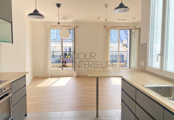 VIDE  (avec cuisine équipée) Refait neuf – 2 chambres (dont 1 petite) – 58,43 m2 + Balcon –  Paris 1er – Rue Bourdonnais – 5ème et dernier étage avec ascenseur jusqu&rsquo;au 4ème étage – Loyer charges comprises : 2.300 euros