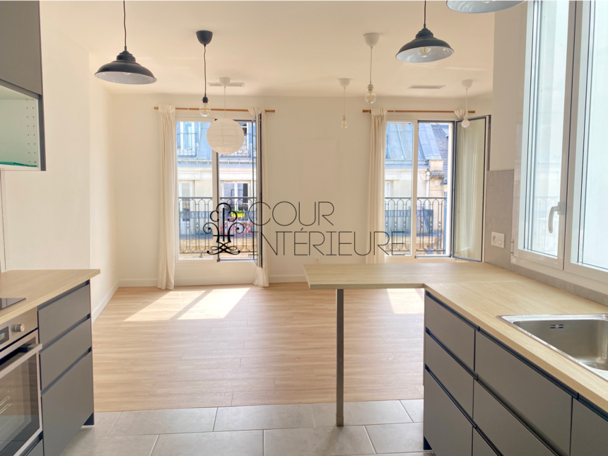 VIDE  (avec cuisine équipée) Refait neuf – 2 chambres (dont 1 petite) – 58,43 m2 + Balcon –  Paris 1er – Rue Bourdonnais – 5ème et dernier étage avec ascenseur jusqu&rsquo;au 4ème étage – Loyer charges comprises : 2.300 euros
