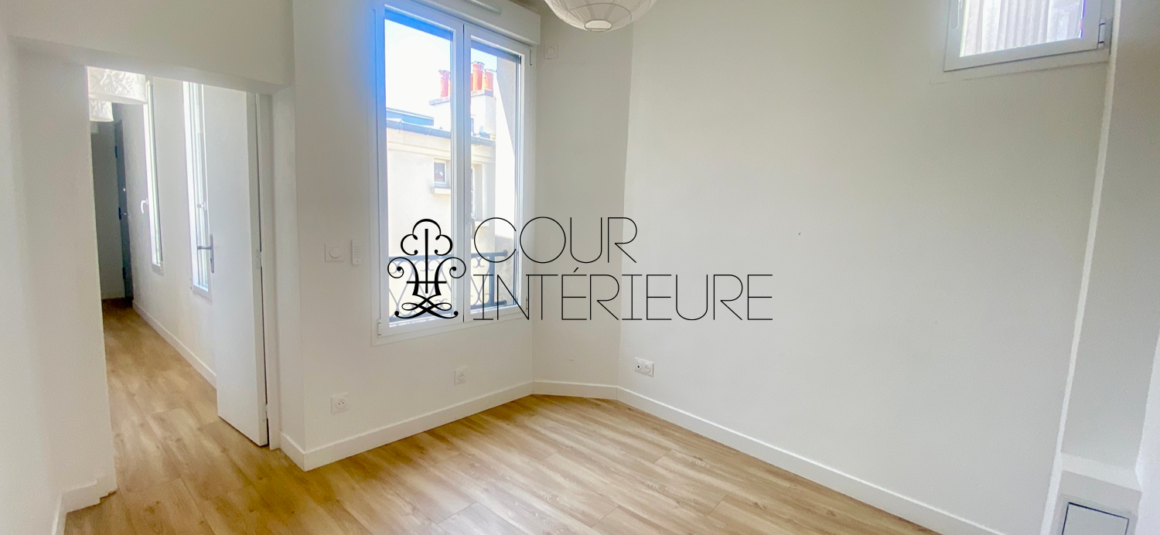 VIDE  (avec cuisine équipée) Refait neuf – 2 chambres (dont 1 petite) – 58,43 m2 + Balcon –  Paris 1er – Rue Bourdonnais – 5ème et dernier étage avec ascenseur jusqu&rsquo;au 4ème étage – Loyer charges comprises : 2.300 euros