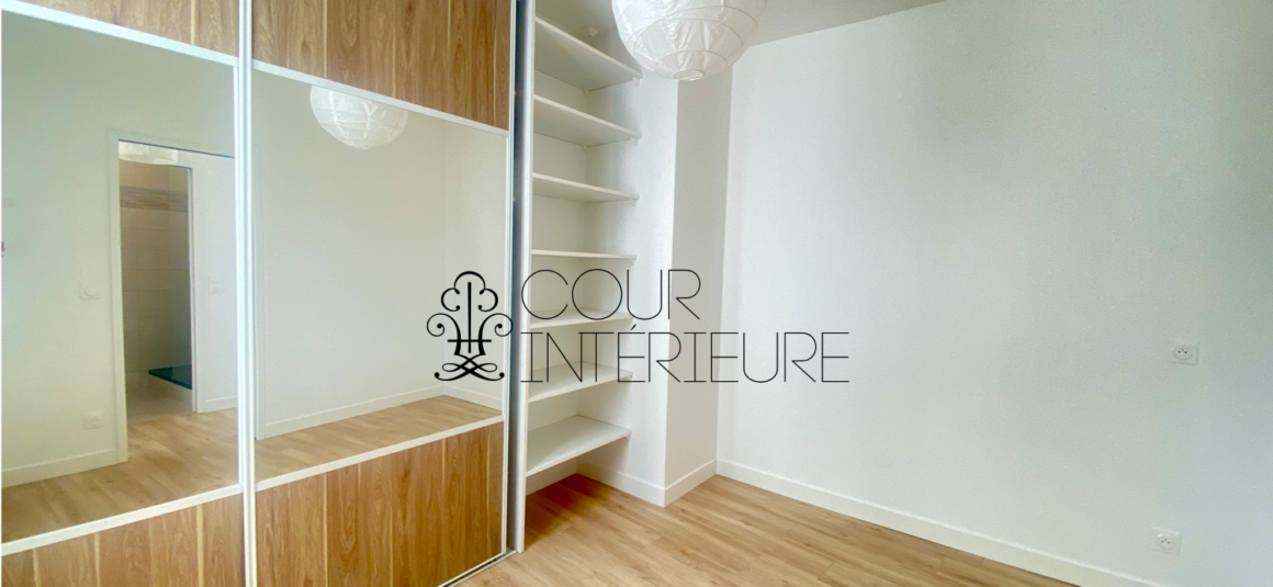 VIDE  (avec cuisine équipée) Refait neuf – 2 chambres (dont 1 petite) – 58,43 m2 + Balcon –  Paris 1er – Rue Bourdonnais – 5ème et dernier étage avec ascenseur jusqu&rsquo;au 4ème étage – Loyer charges comprises : 2.300 euros