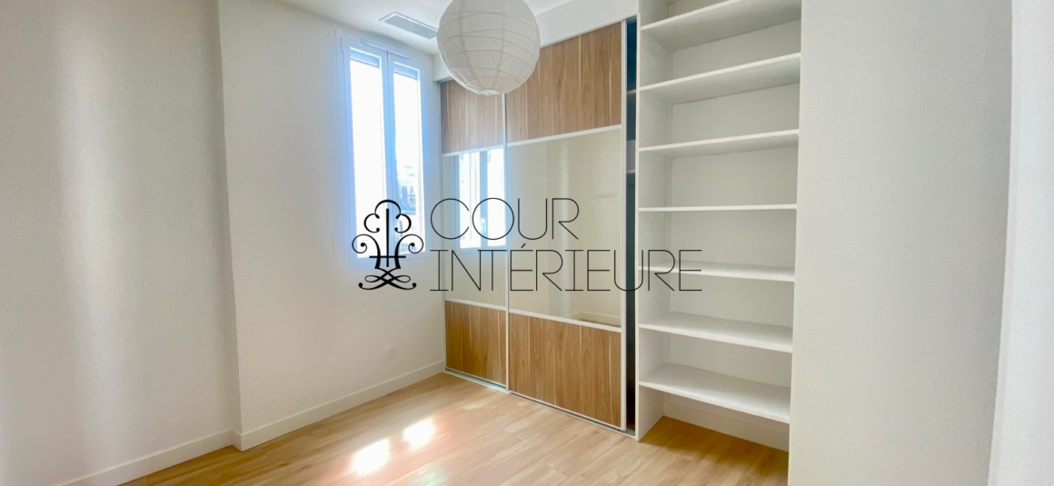 VIDE  (avec cuisine équipée) Refait neuf – 2 chambres (dont 1 petite) – 58,43 m2 + Balcon –  Paris 1er – Rue Bourdonnais – 5ème et dernier étage avec ascenseur jusqu&rsquo;au 4ème étage – Loyer charges comprises : 2.300 euros