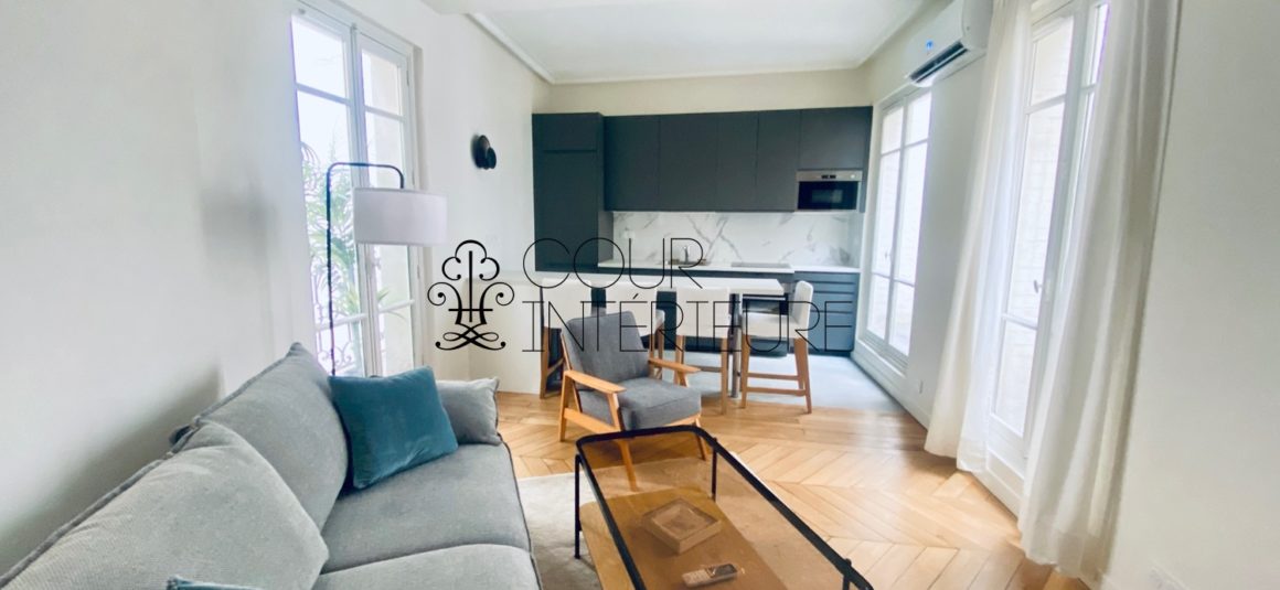 Sans titre56 MEUBLÉ – Rénovation totale – 1 chambre – Paris 8ème – 48 m2 + 3 balcons sur cour et courette – Rue Chambiges (Triangle d’or / Pont de l’Alma) – 5ème étage avec ascenseur – Loyer charges comprises : 2.500 euros (climatisation intégrée)