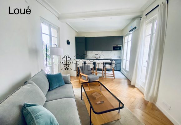 MEUBLÉ – Rénovation totale – 1 chambre – Paris 8ème – 48 m2 + 3 balcons sur cour et courette – Rue Chambiges (Triangle d’or / Pont de l’Alma) – 5ème étage avec ascenseur – Loyer charges comprises : 2.500 euros (climatisation intégrée) MEUBLÉ – Rénovation totale – 1 chambre – Paris 8ème – 48 m2 + 3 balcons sur cour et courette – Rue Chambiges (Triangle d’or / Pont de l’Alma) – 5ème étage avec ascenseur – Loyer charges comprises : 2.500 euros (climatisation intégrée)
