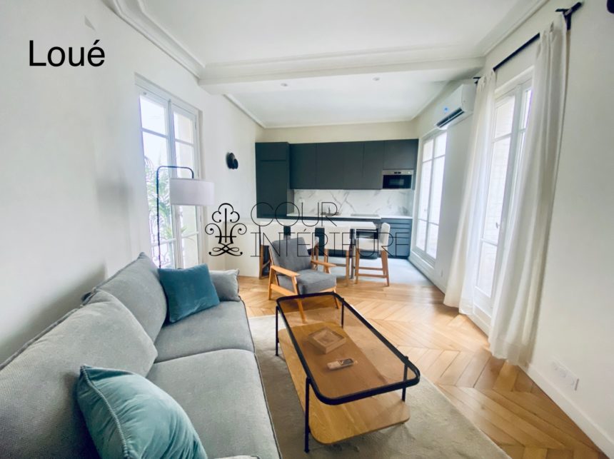 MEUBLÉ – Rénovation totale – 1 chambre – Paris 8ème – 48 m2 + 3 balcons sur cour et courette – Rue Chambiges (Triangle d’or / Pont de l&rsquo;Alma) – 5ème étage avec ascenseur – Loyer charges comprises : 2.500 euros (climatisation intégrée)