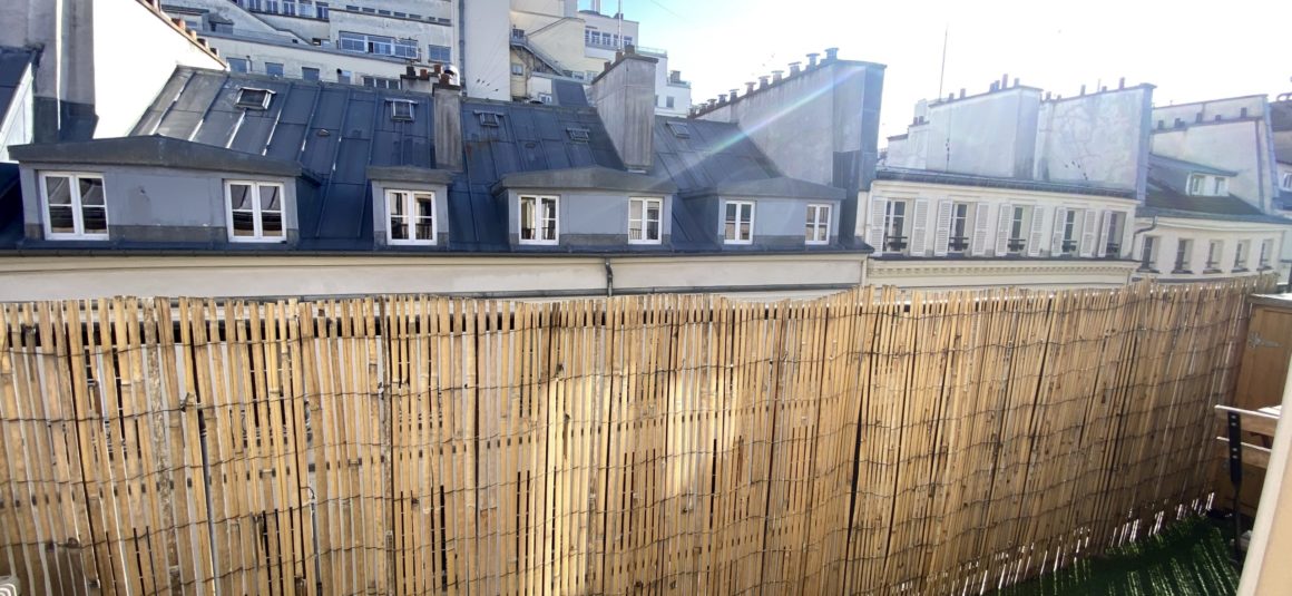 MEUBLÉ – Studio « parfait Pied à terre, esprit suite Hotel » – 15 m2 – Havre Caumartin / Chaussée d&rsquo;Antin – Rue Joubert – Paris 9ème -Hyper centre – Refait par architecte – 5ème étage avec ascenseur – Terrasse de 7 m2 – Loyer charges comprises : 900 euros (climatisation)