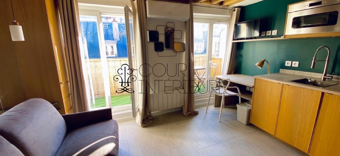 MEUBLÉ – Studio « parfait Pied à terre, esprit suite Hotel » – 15 m2 – Havre Caumartin / Chaussée d&rsquo;Antin – Rue Joubert – Paris 9ème -Hyper centre – Refait par architecte – 5ème étage avec ascenseur – Terrasse de 7 m2 – Loyer charges comprises : 900 euros (climatisation)