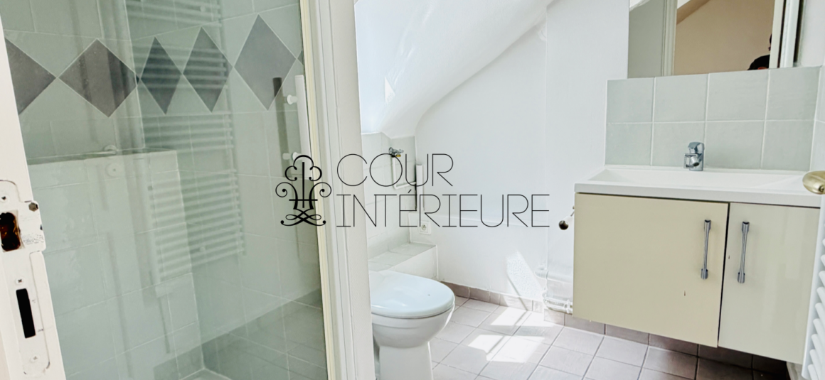 VIDE – 1 chambre – Paris 9ème – Trinité / Havre Caumartin – Rue Joubert – 51 m2 – 5ème et dernier étage ascenseur – Loyer charges comprises  : 1.611,00 euros