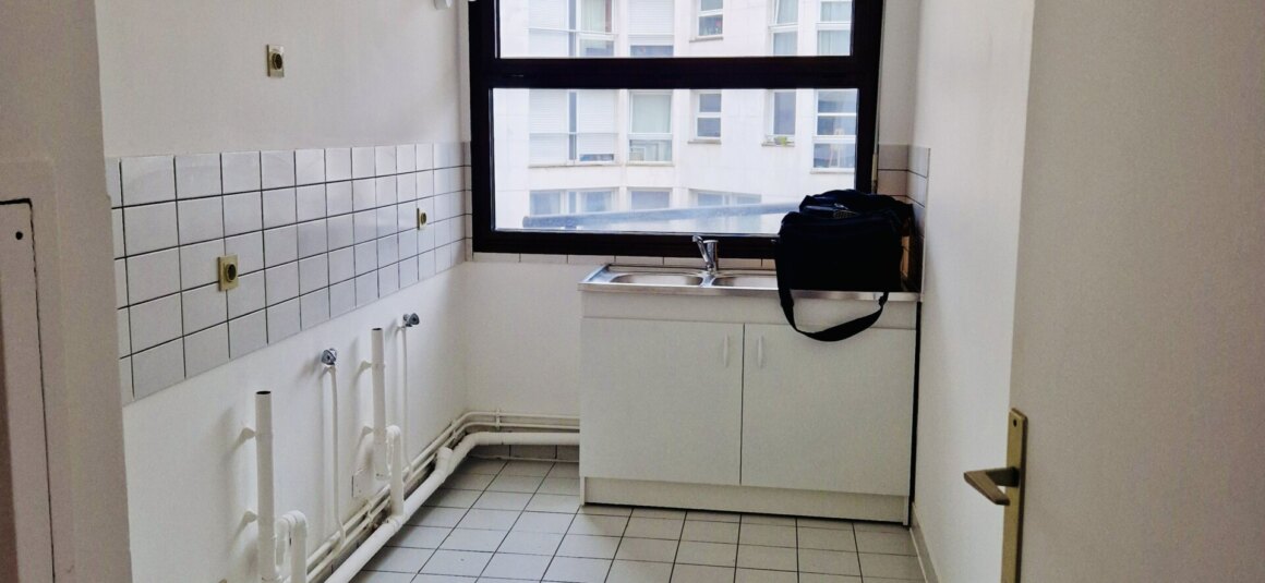 VIDE – 2 chambres – 65,66 m2 + balcon 10 m2- LEVALLOIS (92) Rue Jules Guesde – Immeuble moderne – 4ème étage avec ascenseur – Parking en sous-sol – Loyer charges comprises : 2.100 euros