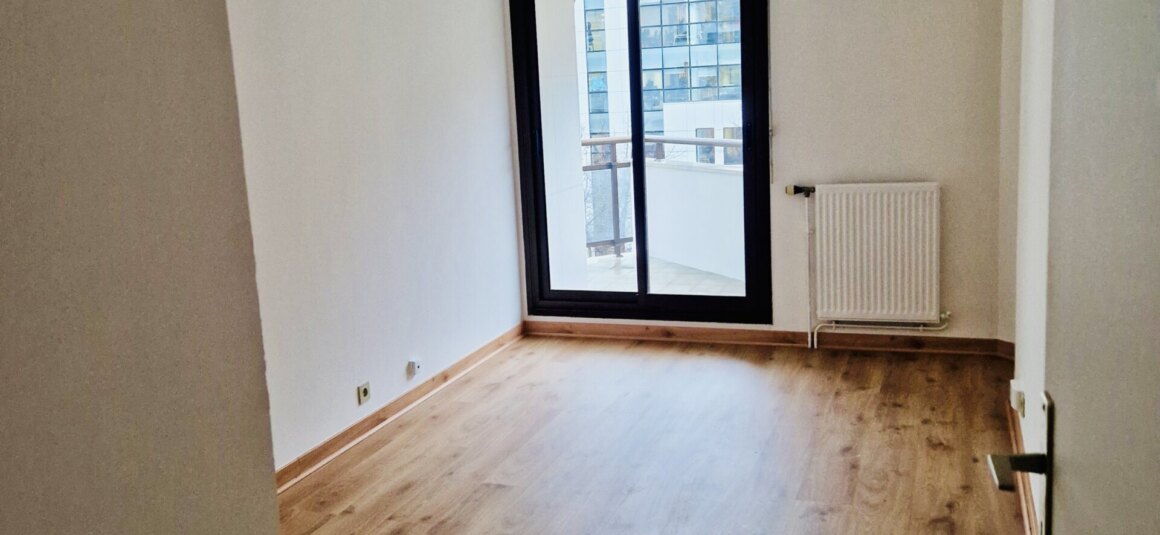 VIDE – 2 chambres – 65,66 m2 + balcon 10 m2- LEVALLOIS (92) Rue Jules Guesde – Immeuble moderne – 4ème étage avec ascenseur – Parking en sous-sol – Loyer charges comprises : 2.100 euros