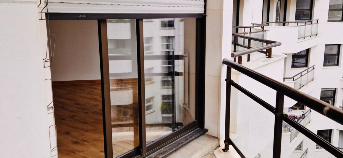 VIDE – 2 chambres – 65,66 m2 + balcon 10 m2- LEVALLOIS (92) Rue Jules Guesde – Immeuble moderne – 4ème étage avec ascenseur – Parking en sous-sol – Loyer charges comprises : 2.100 euros