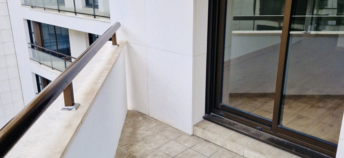 VIDE – 2 chambres – 65,66 m2 + balcon 10 m2- LEVALLOIS (92) Rue Jules Guesde – Immeuble moderne – 4ème étage avec ascenseur – Parking en sous-sol – Loyer charges comprises : 2.100 euros