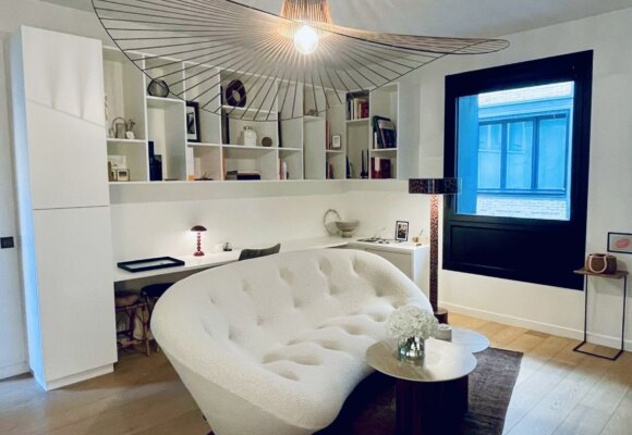 MEUBLÉ – 1 chambre – PARIS 7ème – RASPAIL/BAC/GRENELLE – 62 m2 et terrasse plein ciel de 35 m2 – 2ème étage ascenseur – Loyer charges comprises : 4.400 euros (chauffage et eau chaude collectifs compris et Internet compris)