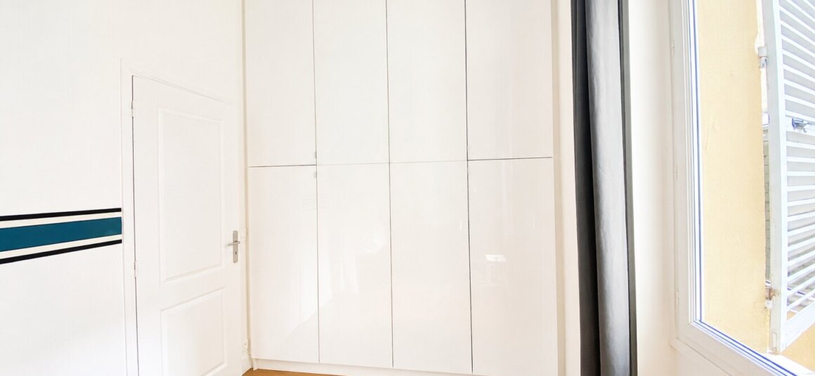 A431A794-CEC5-4B9E-BF5F-43FF1C05F013 MEUBLÉ – Immeuble grand standing conciergerie 24h/24 – 3 chambres (2 chambres + 1 bureau / chambre d’amis) – 77 m2 – Bld Flandrin / angle Ave Foch/Porte Dauphine – Paris 16ème – 1er étage ascenseur – Loyer mensuel charges comprises : 3.100 €