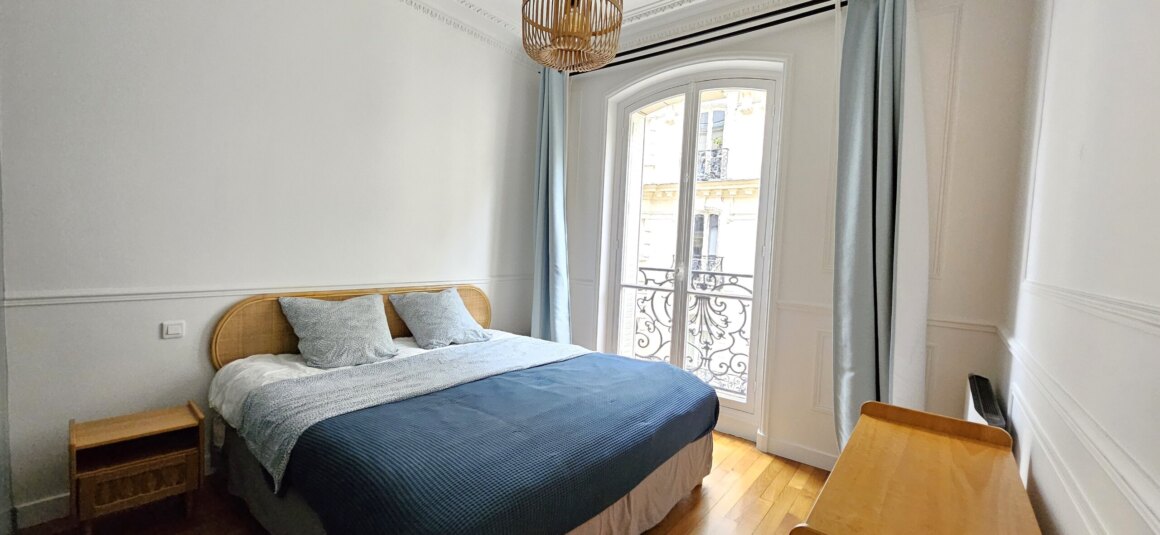 Chambre 1 et vue 2 Catherine Lachèze MEUBLÉ – 2 chambres – PARIS 17ème – Rue Guersant – 82 m2 – 3ème étage ascenseur – Loyer charges comprises : 3.400 euros (chauffage collectif). Internet inclus.