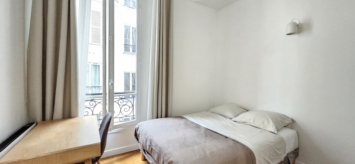 Chambre 2 Catherine Lachèze MEUBLÉ – 2 chambres – PARIS 17ème – Rue Guersant – 82 m2 – 3ème étage ascenseur – Loyer charges comprises : 3.400 euros (chauffage collectif). Internet inclus.
