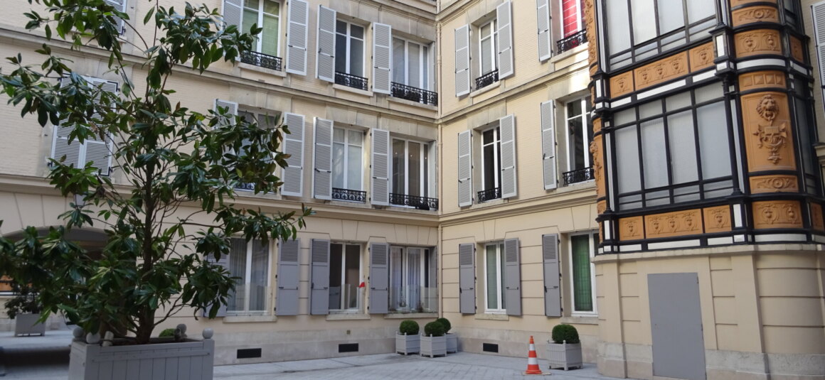 MEUBLÉ – Immeuble grand standing conciergerie 24h/24 – 3 chambres (2 chambres + 1 bureau / chambre d&rsquo;amis) – 77 m2 – Bld Flandrin / angle Ave Foch/Porte Dauphine –  Paris 16ème – 1er étage ascenseur – Loyer mensuel charges comprises : 3.100 €